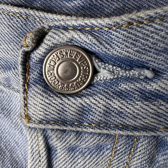 Levis Shorts Womens Size 8-10 Light Wash Button Fly Denim Distressed 100% Cotton - Picture 7 of 16